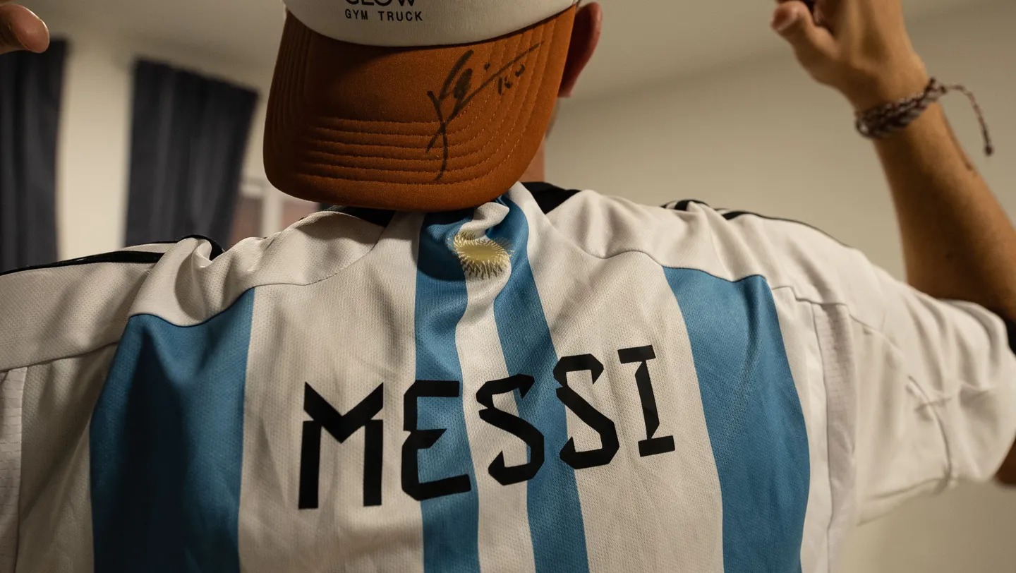 “Seguramente me voy a arrepentir”: Messi le firmó una gorra y él la cambió por algo que disfrutará fugazmente