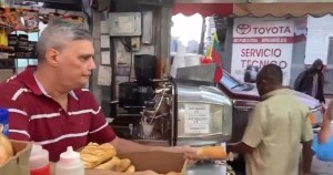 “Mi corazón me dice que lo siga haciendo”, Francisco Tabares, el panadero caraqueño que se hizo viral por regalar panes