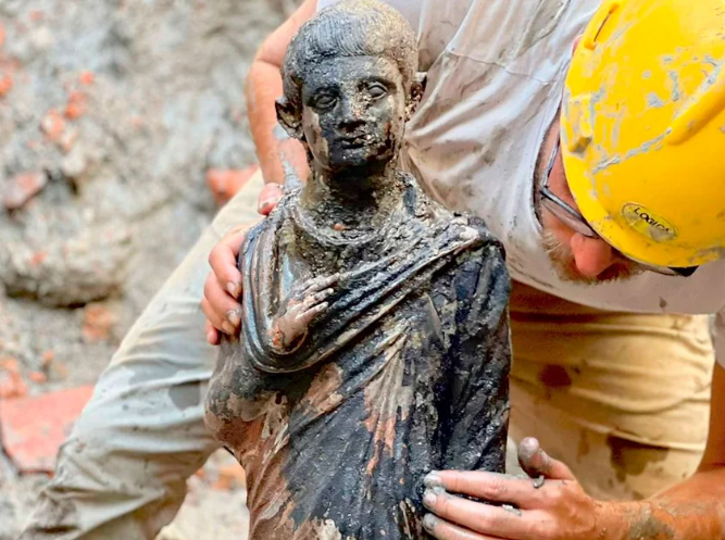 Descubrieron estatuas de bronce que podrían reescribir la historia del imperio romano (FOTOS)
