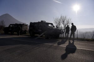 La Otan desplegó 700 militares más en Kosovo tras ataques a soldados aliados