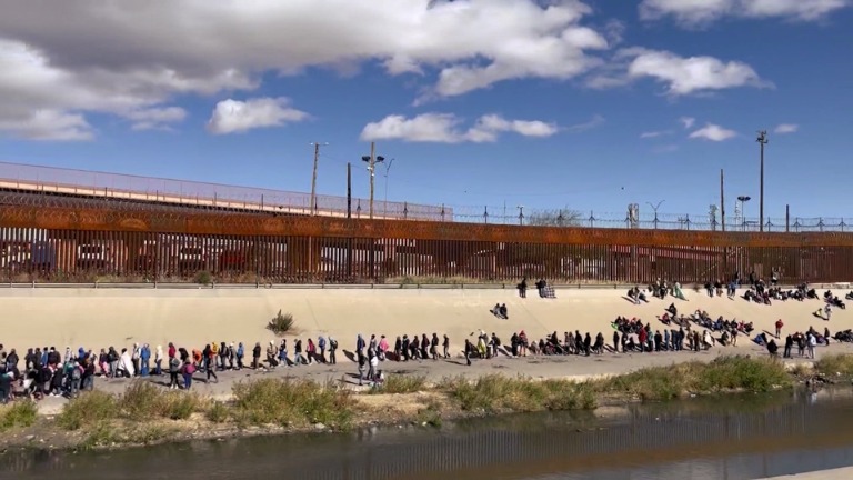Autoridades fronterizas se encuentran con hasta 1.200 inmigrantes por día en el sur de Texas