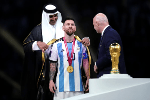 Messi recibió una oferta MILLONARIA por la tunica que usó en la coronación del Mundial de Qatar… ¿Aceptará?