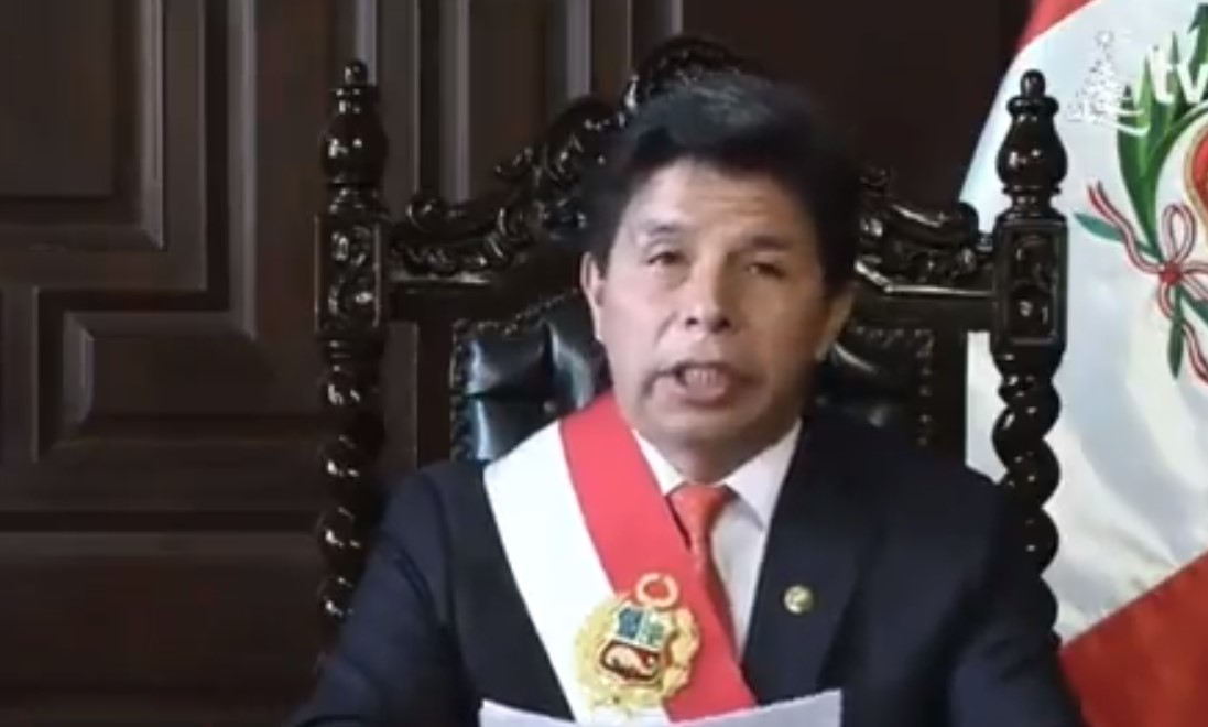EN VIDEO: los nervios traicionaron a Pedro Castillo mientras leía el acta de disolución del Congreso de Perú