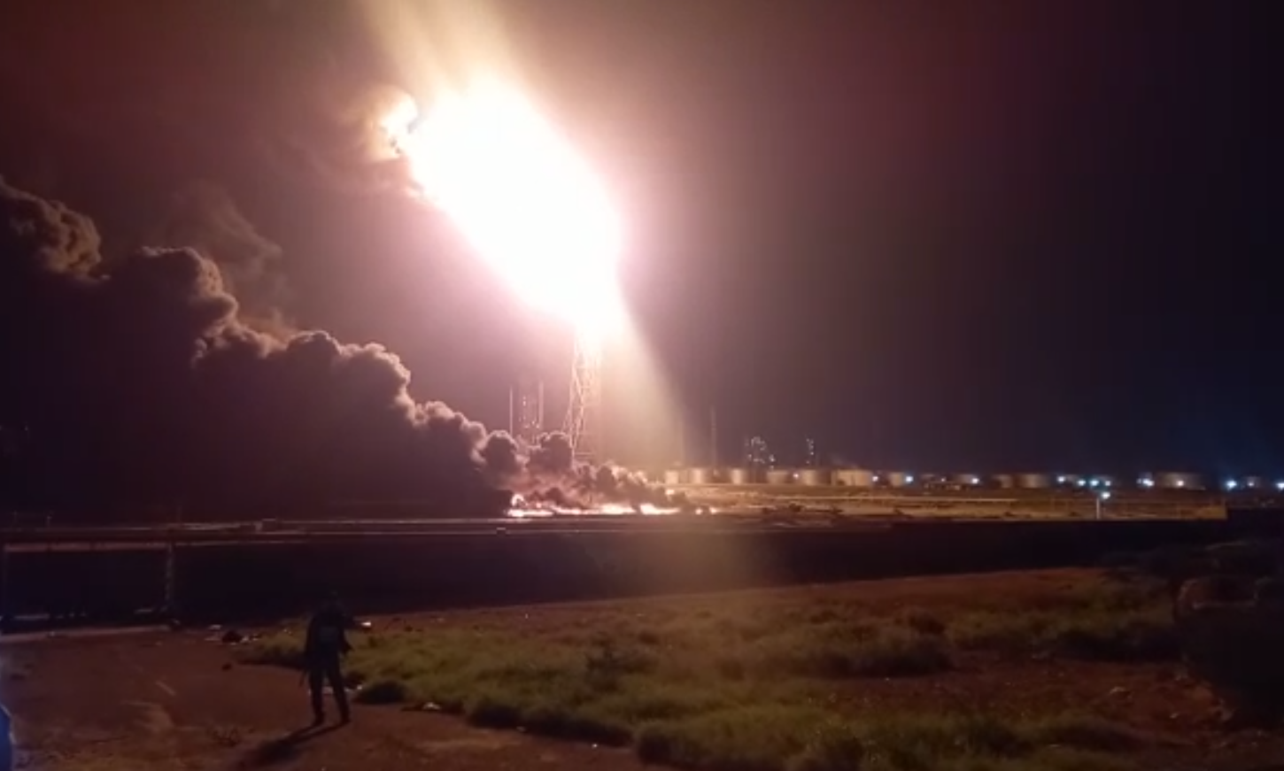 En VIDEO: fuerte incendio se desató en las instalaciones de la refinería en Cardón