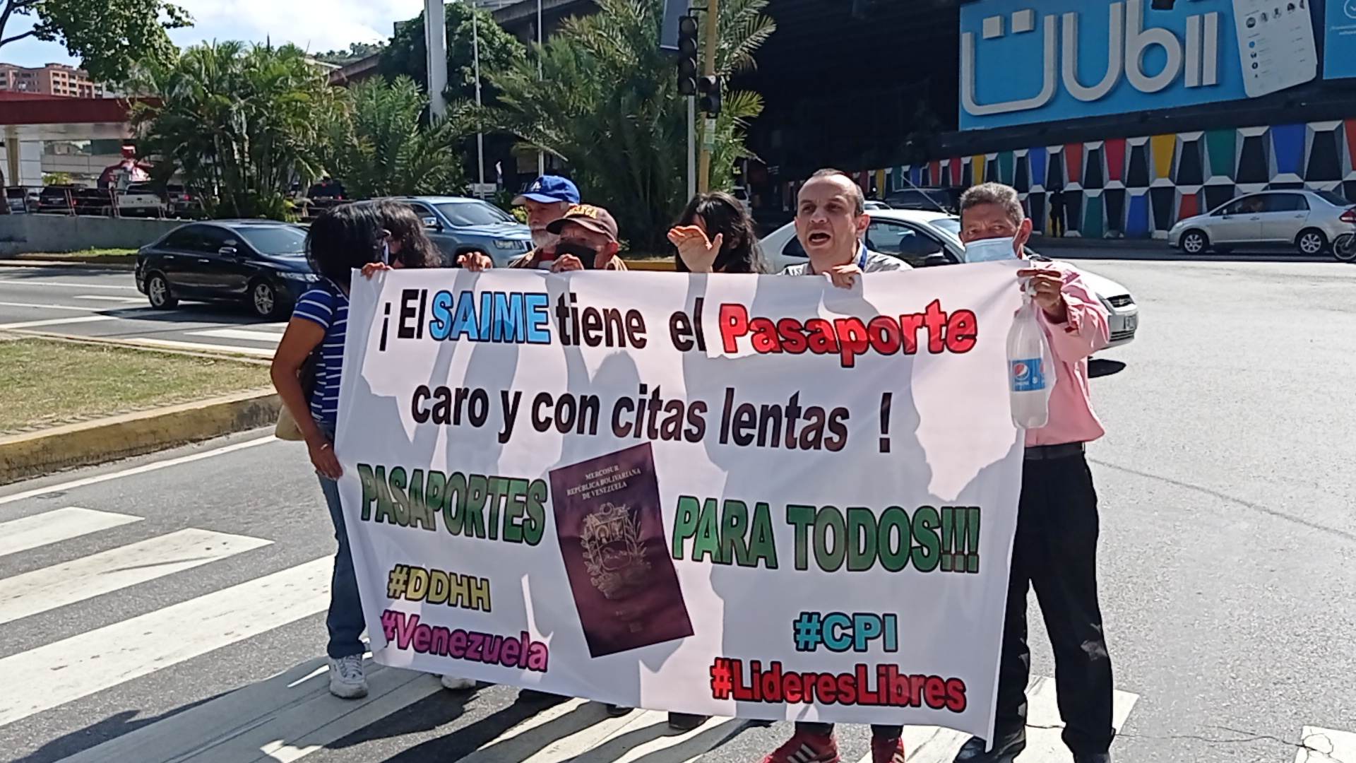 Protestaron frente al Saime porque Venezuela tiene el pasaporte más caro del mundo