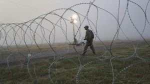Texas refuerza la valla de alambre de púas en la frontera para detener cruces ilegales
