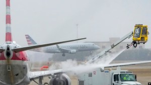 Tormenta invernal obliga a cancelar casi mil vuelos en Texas