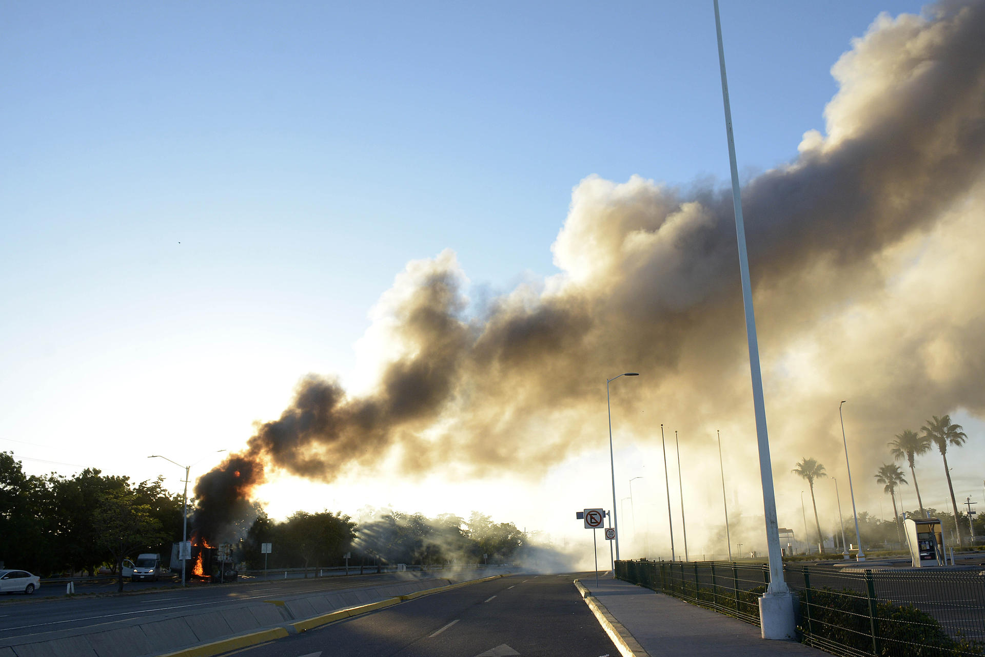 Narcos disparan armas de grueso calibre contra aviones comerciales en Sinaloa (VIDEO)