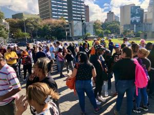 Trabajadores y jubilados se apoderan de Caracas para protestar contra las políticas de hambre del régimen de Maduro (Imágenes)