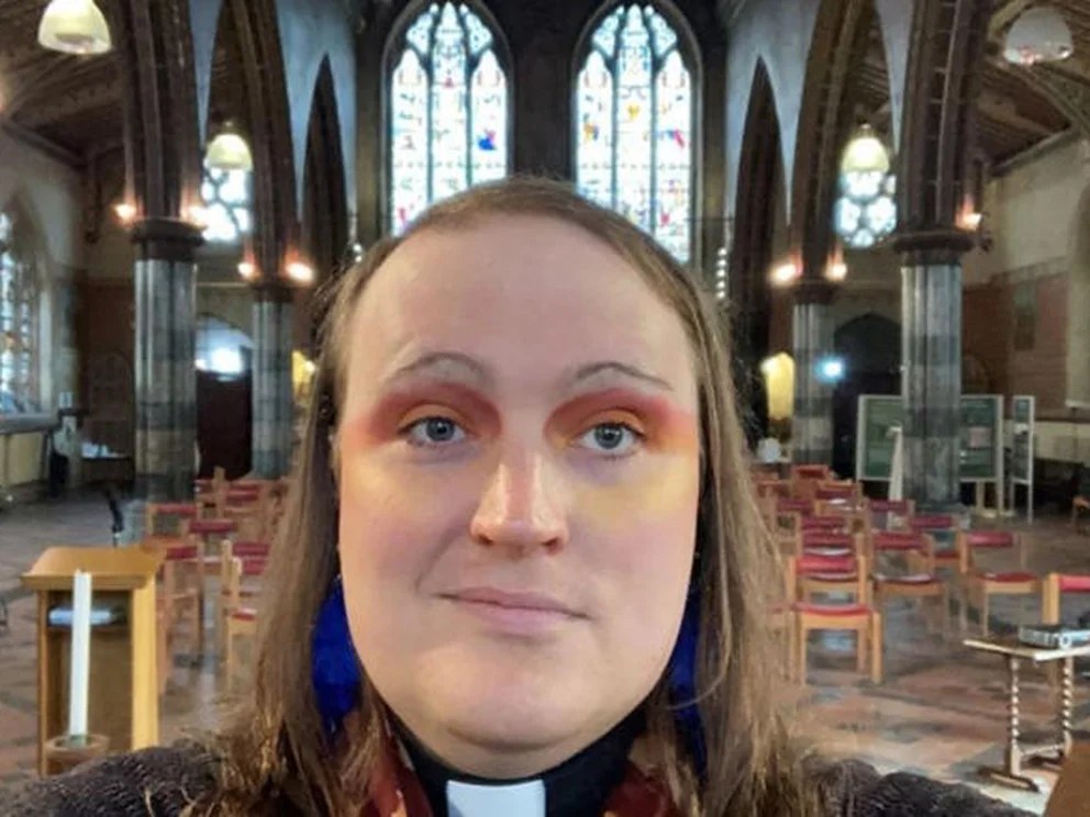 Bingo Allison, el primer sacerdote no binario que predica en Inglaterra