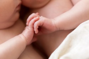 Curiosa bienvenida en Texas: Las gemelas que nacieron en años diferentes por escasos minutos