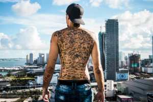 Increíble: Este venezolano hizo historia tras entrenar a un mono para que lo tatuara… la noticia da la vuelta al mundo (VIDEO)