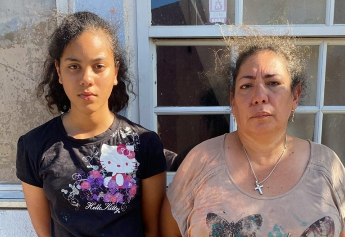 Migrante venezolana vive en Aruba con sus dos hijas en medio de la basura