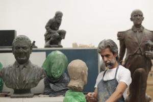 Carlos Benavídez, el escultor que “moldeó el carácter” de Maradona, Messi y Evita Perón