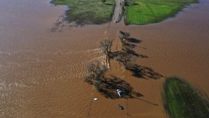 Poderosa tormenta avanza hacia el centro de EEUU tras azotar a California con peligrosas inundaciones