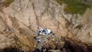 Milagro en California: Sobreviven tras caer 80 metros por un acantilado y terminar al borde del mar (VIDEO)