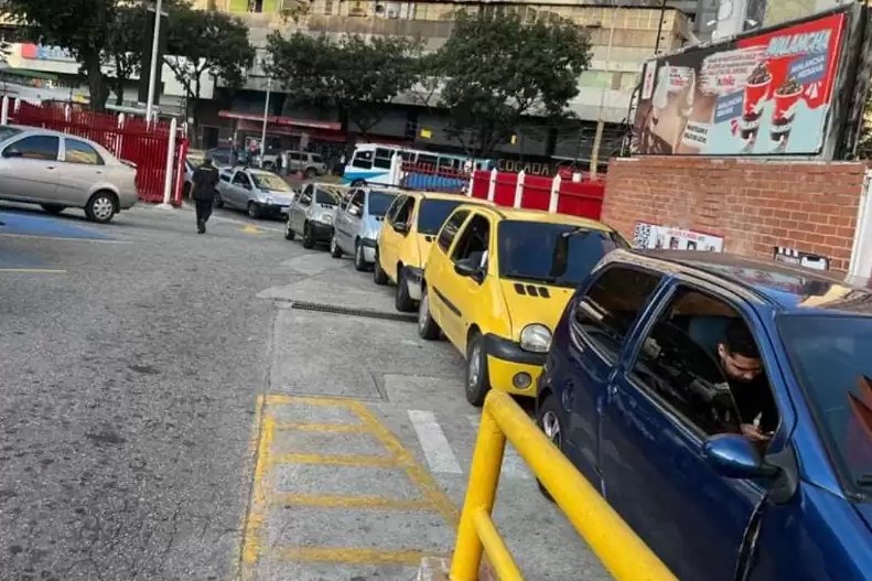 Shakira no fue la única en facturar: La razón de la larga cola de autos Twingo en un KFC de Caracas (FOTOS)