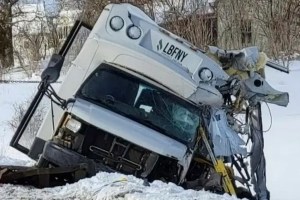 Choque entre un autobús turístico con un camión de carga dejó al menos seis muertos en Nueva York