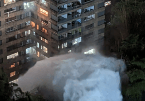 VIDEO: apartamentos se inundaron al reventarse tubería matriz en San Antonio de los Altos