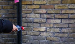 “Esta pared no es urinario”: prueban pintura “antipipí” que repele y salpica el orine de vuelta (Fotos)