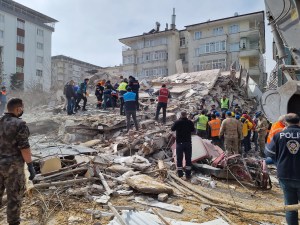 Turquía busca a dos centenares de desaparecidos durante los terremotos