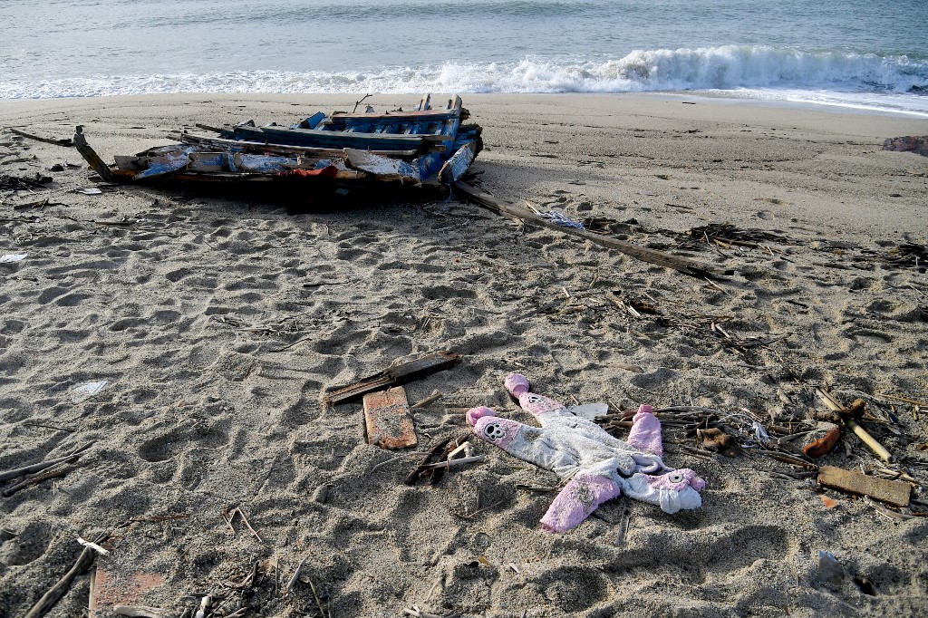 Sube a 64 el número de víctimas del naufragio de un barco de migrantes en Italia