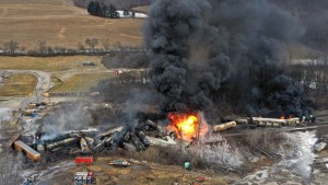 Alerta en Ohio: Temen que el descarrilamiento de un tren provoque devastadora contaminación tóxica