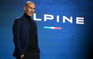 Zinedine Zidane “cambia” el fútbol por la Fórmula Uno