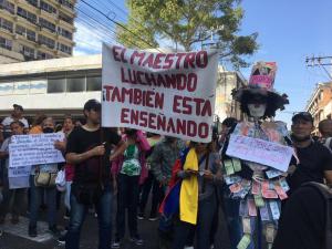 A un mes de las protestas, docentes venezolanos alternan lucha en la calle con clases en las escuelas