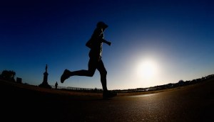 Hombre con parálisis impone en Florida récord mundial de media maratón en muletas