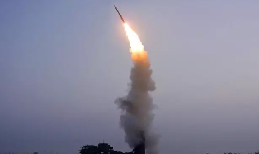 Corea del Norte lanza misiles mientras Washington y Seúl inician maniobras