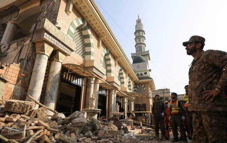 Disfrazado de policía, así penetró el atacante en la mezquita de Pakistán