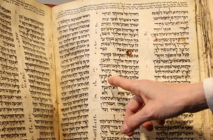 La Biblia hebrea más antigua del mundo podría ser subastada por 50 millones de dólares