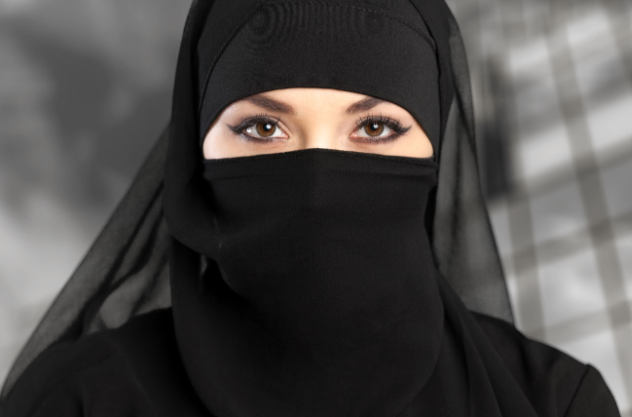 Mujer iraní demandada por “insultar” el velo musulmán