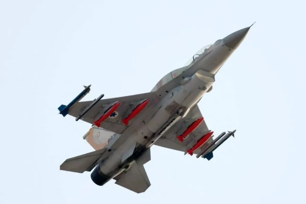 Cómo es el F-16, el avión que derribó un objeto volador en EEUU