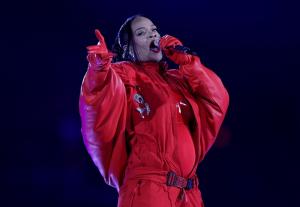 El embarazo de Rihanna, una patada ganadora y un emotivo himno: platos fuertes del Super Bowl