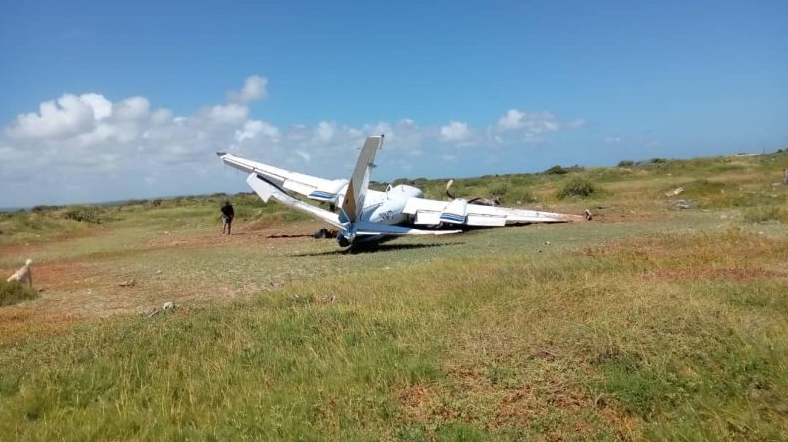 Avioneta con seis turistas a bordo se salió de la pista en aeródromo de Falcón (Video)