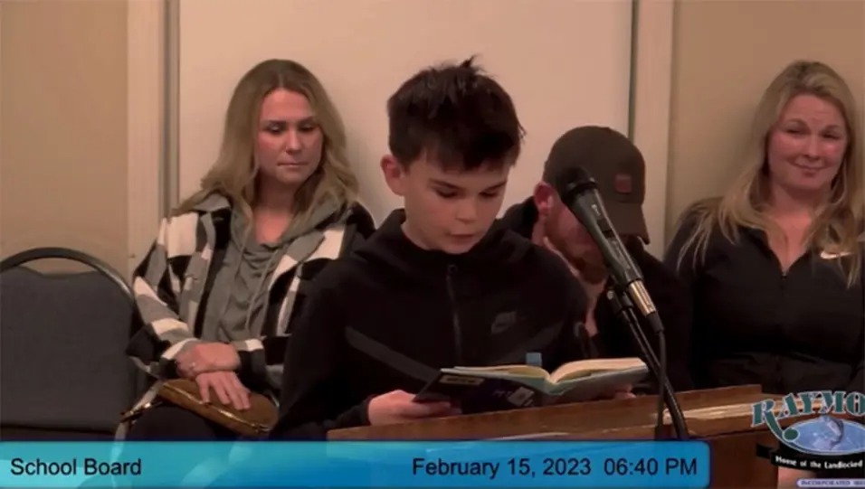 La curiosa razón por la que un niño de 11 años leyó libro pornográfico durante junta escolar de Maine