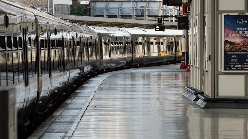 Trabajadores del ferrocarril de Inglaterra paralizaron los trenes ante los bajos salarios que perciben