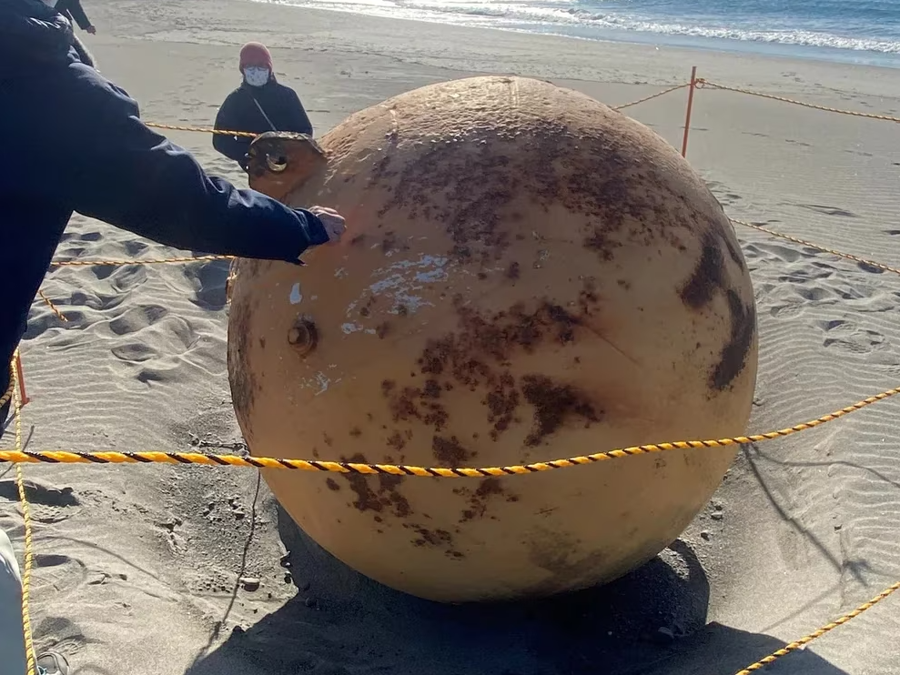 Lo que se sabe de la bola gigante de hierro que apareció en una playa de Japón (VIDEOS)