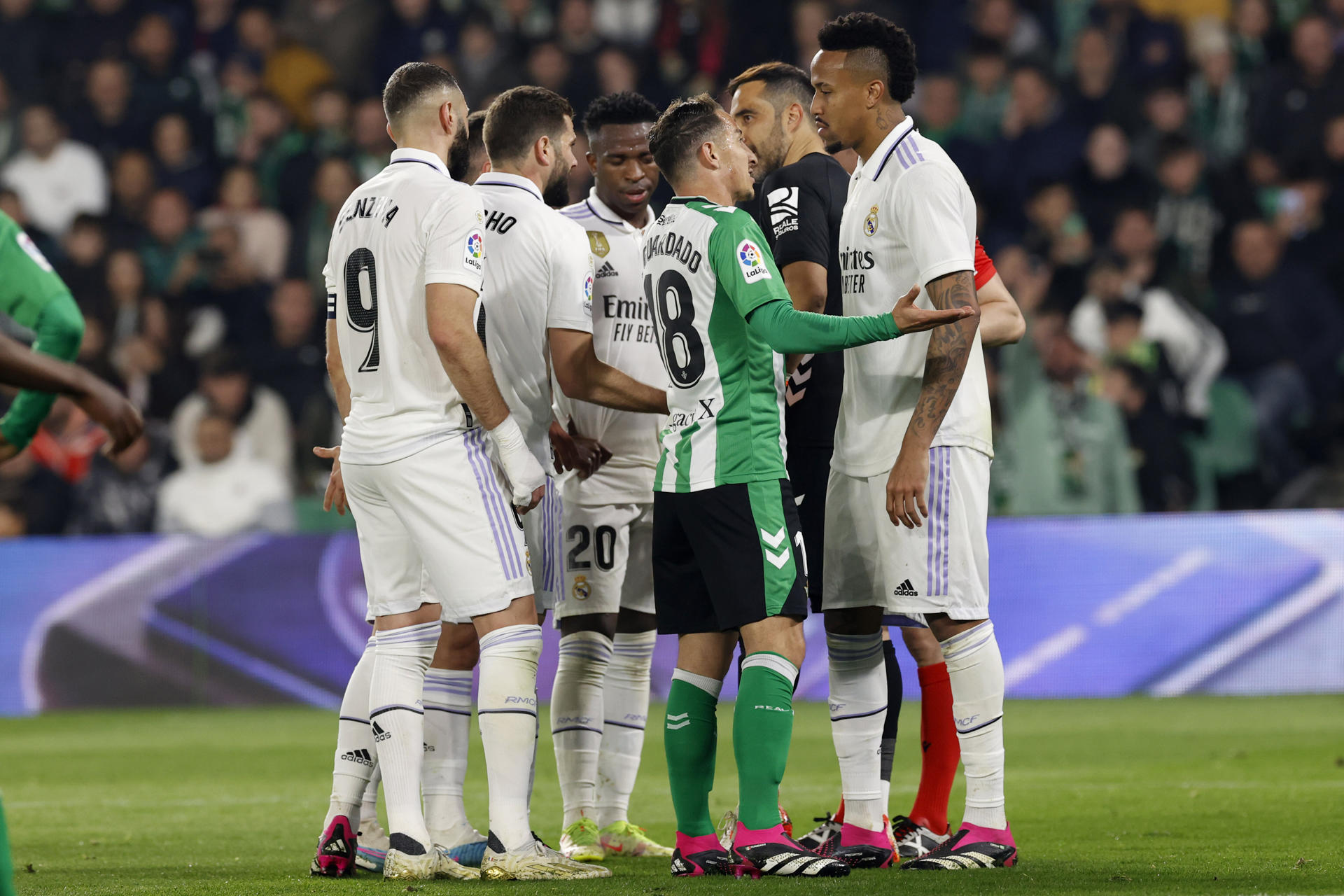 Real Madrid se alejó más del liderato con otro pobre empate ante Betis