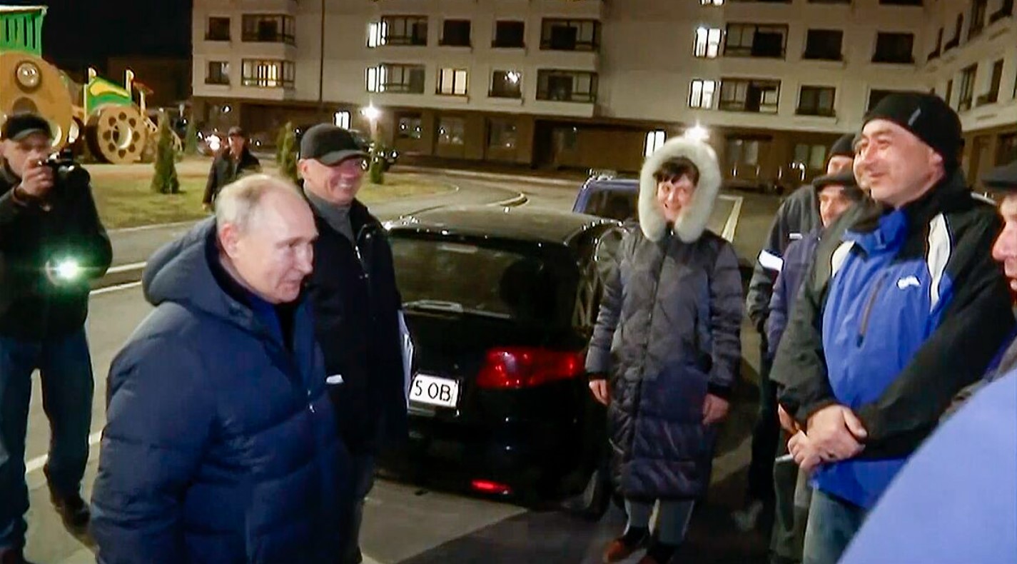 Ucrania califica de “cinismo” la visita de Putin a Mariúpol tras la orden de arresto de la CPI (Videos)