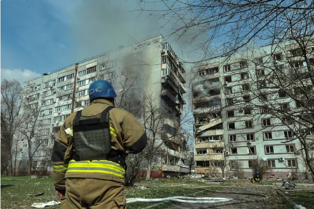 “Un salvajismo bestial”: Zelenski denunció bombardeo ruso en Zaporiyia contra un edificio residencial
