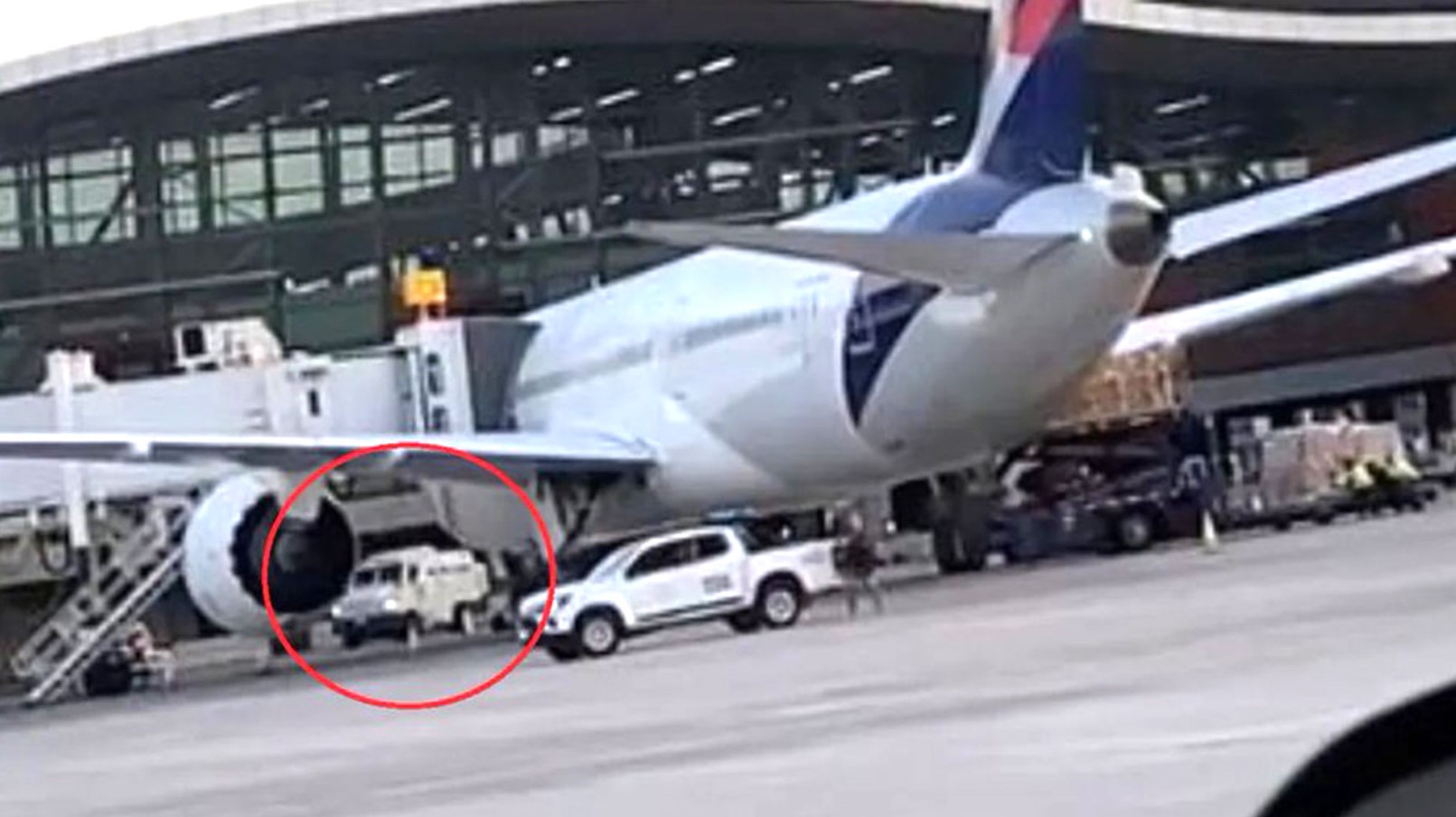 Tiroteo en el aeropuerto de Santiago de Chile: dos muertos tras intento de robo a un camión blindado (Video)
