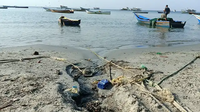 A sea of black water has been falling on Bella Vista beach of Margarita island for more than two years (VIDEO)