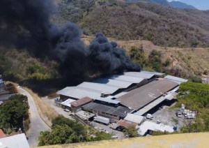 Incendio forestal desató el caos en un galpón en la carretera Petare-Guarenas (IMÁGENES)