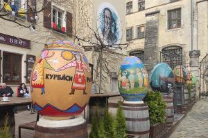 Ucranianos envían al frente alimentos tradicionales de Pascua para soldados