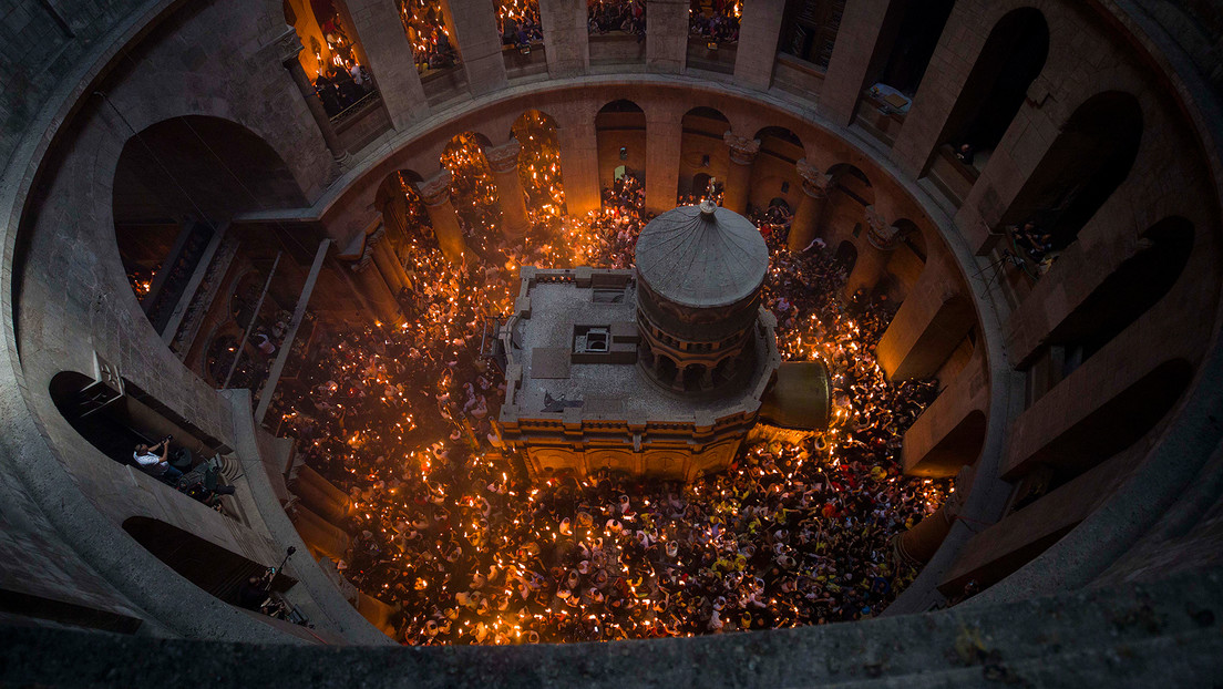 Desciende el Fuego Santo en el Sepulcro de Jerusalén (VIDEO)
