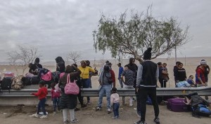 Cientos de venezolanos permanecen en la frontera de Chile a causa de la crisis migratoria