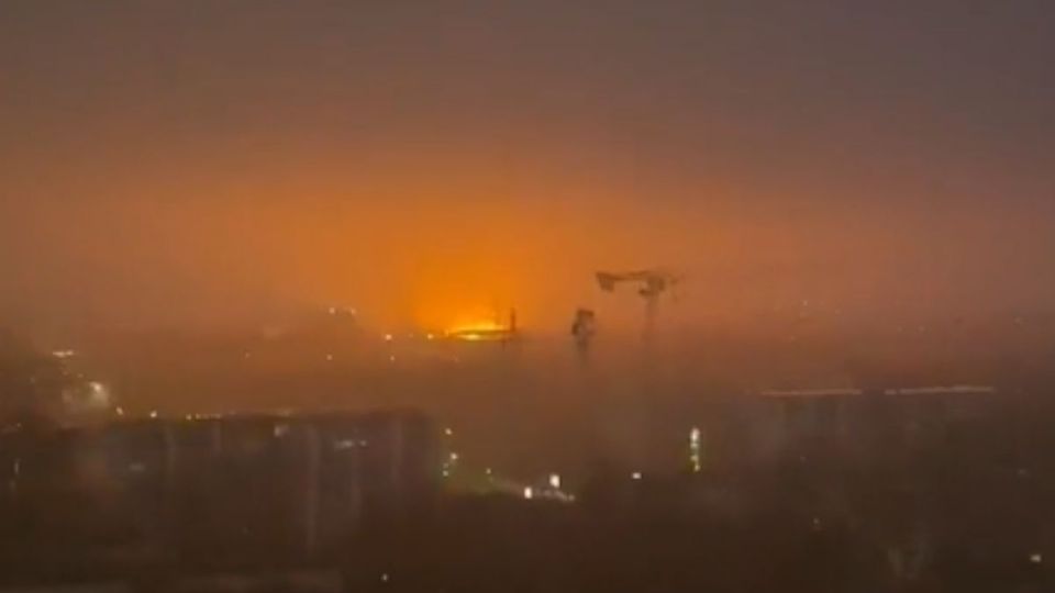 Incendio en Hamburgo: las apocalípticas imágenes de la nube tóxica que amenaza la ciudad